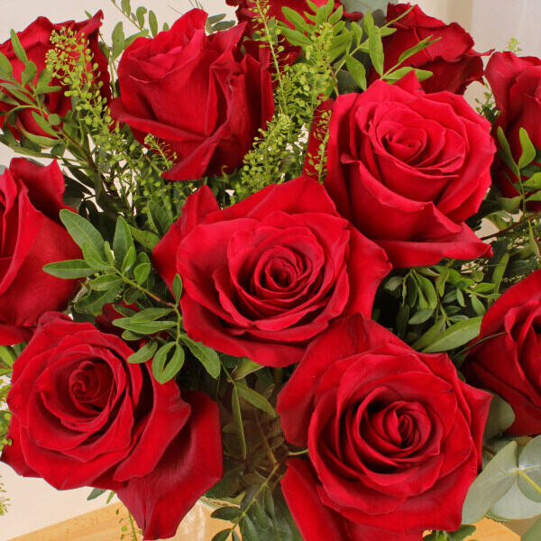 Luxury 12 Red Roses - Image 3